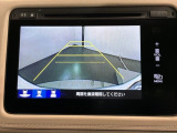 リバースギアに入れるだけで後方の表示へ切り替わります。夜間や雨の日の駐車も楽になりますよ。