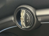 シンプルなのに個性的。MINIらしさを感じるドアまわり。