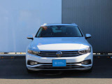 LEDマトリクスヘッドライト「IQ.LIGHT」を装備。フロントカメラで対向車や先行車を検知してLEDを個別で自在に点灯消灯の制御をし、最適な配光を可能にしたヘッドライトシステムでございます