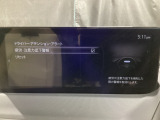 ドライバーモニタリングは、運転者の疲労や眠気を検知し、休憩を促すシステムです。カメラで顔の各部位の変化を検出し、疲労や眠気を推定してディスプレイの表示および警報チャイムで休憩を促します。