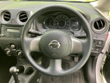 手元に配されたレバーには表示が見やすくまとめられ、運転姿勢を保ったまま必要な操作へ移りやすい配置です。日常の運転を支える実用的な装備としてお使いいただけます。
