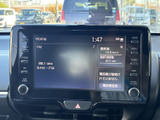 画面上でラジオや車両情報などを確認でき、周辺のボタンとダイヤルで各項目へアクセスできます。表示がまとまっていて見分けやすく、日々の移動中にも扱いやすい装備です。