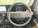 インテリアに合わせたデザインのステアリングは、運転される方のことも考え、運転しやすい形状、大きさです。是非一度、実際に触ってお確かめください。