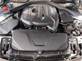 【BMWエンジン】革新的なガソリン・エンジン・テクノロジーによる高性能かつ高効率。レスポンスの良いパワーを発揮。常にスムーズな吸気を実現しアクセル開度にダイレクトに反応しドライビングを楽しく演出。