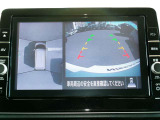 リバースにシフトするとまるで上空から見下ろしているような感じにナビゲーション画面に映し出します