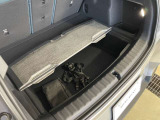 トランクボードは分割で開閉することが可能です。