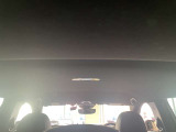 ブラックを基調としたルーフライニングが上質な室内空間を演出。清潔感あるコンディションです。