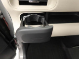 前席のカップホルダーはワンプッシュ式オートオープンのものがついています。