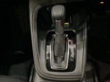 CVT車のセレクトレバーです。低速から高速まで、変速ショックのないスムーズな走りと、エンジン効率のよい領域を維持して燃費にも貢献します。
