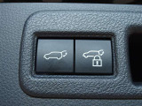 パワーバックドアを装備しています。バックドアを運転席からも開閉できます、便利ですよ。