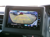 バックカメラの画像です。ガイドラインがスムースな車庫入れをサポートいたします。車庫入れの安心感がアップしますね。