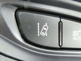 【レーンアシスト】ウィンカー操作を行わずに車線を逸脱する可能性がある場合に、ブザーとディスプレイ表示にて注意を喚起します。※道路環境やタイヤなどの状態によって使用できない場合があります。