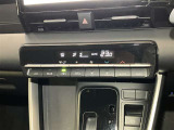 設定温度を維持してくれる便利なオートエアコンが装備されています♪
