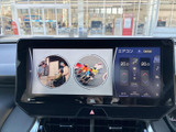 停車中には画面でテレビ映像を視聴でき、休憩時間などに番組を楽しめます。映像表示とエアコンの情報が同じ画面にまとまり、停車中の車内でも使いやすい構成です。