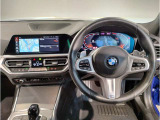【ハンドル】ドライバーとBMW車の一体感がダイレクトに伝わるステアリングホイール。形状・太さへの拘りに加えて、操作性を高める為にスイッチ類も配置。クイックかつ安定のドライビングを体感下さい!