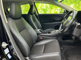 前席は座面と背もたれにゆとりを感じる形状で、運転席と助手席それぞれにヘッドレストを備えています。窓から外を見渡せるため、乗り降りの際も開放感があります。