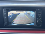 後方の様子を画面で確認でき、駐車時の位置合わせをサポートします。目安となるガイド線も表示されるため、車庫入れや狭い場所での後退時に周囲を確認しながら操作でき、日常の駐車に便利です。