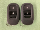 スマートキーを装備しています。鍵を差し込むことなくドアロックの開け閉めと、スタートボタン操作でのエンジンスタートができます。スペアキーも同じものを用意しております。