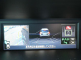 インパネ中央上部にあるマルチファンクションディスプレーでは各種車両情報をわかりやすくドライバーに伝えます。写真ではサイドビューカメラ作動時の画像を表示しています!