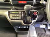 足元スッキリ、インパネシフトです。パーキングブレーキはフットブレーキタイプなので、運転席と助手席の間がスッキリしています。