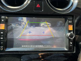 ガイドライン機能付きのリアカメラが装備されておりますので、後退時にとても便利です。