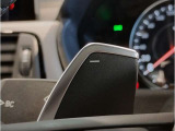 【ハンドル】ドライバーとBMW車の一体感がダイレクトに伝わるステアリングホイール。形状・太さへの拘りに加えて、操作性を高める為にスイッチ類も配置。クイックかつ安定のドライビングを体感下さい!