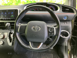 手元のスイッチを備え、視線を大きく移さずに車内装備を扱いやすい仕様です。握りやすい形状で、運転姿勢を保ちながら日々のドライブをサポートします。