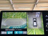 後方映像に加えて車両周囲の様子も画面で確認でき、駐車時の安全確認をサポートします。ガイド線も表示されるため、駐車位置を把握する際に便利です。周囲を目視で確認しながらご活用ください。