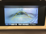 リバースギアに入れるだけで後方の表示へ切り替わります。夜間や雨の日の駐車も楽になりますよ。
