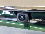 車の後方に小型カメラが付いておりバックする際の後方の様子をモニター上に表示します。