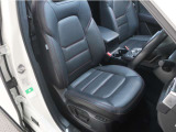 運転席は、電動パワーシート完備です!ドライビングポジションを決めるのも楽々です!