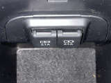 充電用USB端子付き。スマートフォンなどの充電に便利です。