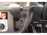 ★パネルシフトレバーは運転席より手が届きやすくて操作のしやすいシフトレバー。室内スペース確保にも配慮されてますよね!