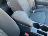 フロントシートにはセンターアームレスト付き、長時間の運転で疲れた腕を乗せてください。