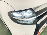 白く明るい光で夜間走行をサポートするLEDヘッドランプを搭載