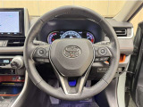 ステアリングスイッチ搭載!手を離さずに手元のスイッチでさまざまな操作が可能。運転中、視線をそらさなくても操作ができて安全です!