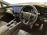 FSPORT専用本革スポーツシート。快適で操作性の良い運転の基本は、シートポジションです。