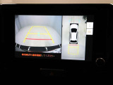 パノラミックビューモニターを装備。駐車場や交差点でクルマを真上から見るように周囲を確認できます。機能の詳細は販売店スタッフまでおたずねください。