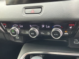 一年じゅう快適なドライブをお楽しみいただけるオートエアコンを装備。フロントコンソールアッパートレイとUSB端子。スマートフォンなどの充電やオーディオとの接続に便利です