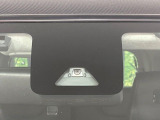 【スマートアシスト】走行中に前方の車両等を認識し、衝突しそうな時は警報とブレーキで衝突回避と被害軽減をアシスト。より安全にドライブをお楽しみいただけます。