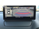 360&deg;ビューモニターでは前後左右4つのカメラ映像をさまざまな走行状況に応じて切り替えてセンターディスプレイに表示することで、駐車時や狭い道でのすれ違い時、見通しの悪い交差点進入時でも安心感を高めます