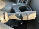 表示が見やすく、運転中にも手元で位置を確かめやすいレバーです。操作部がまとまっているため、周囲の状況に気を配りながら扱いやすく、日常の運転をスムーズに支えます。