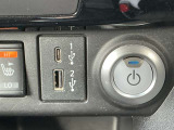 充電端子が装備されていますので車内でスマートフォンなどの充電が可能です。