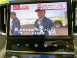テレビ番組を画面いっぱいに表示でき、停車中の待ち時間に映像を楽しめる装備です。画面内の文字も見やすく、車内でひと息つきたいときに活用できます。ご利用は安全な場所に停車してお楽しみください。