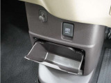 ◆センターロアボックス◆インパネ中央の下部には、ごみ箱としても使用する事ができるセンターロアボックスを装備しております。