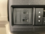 エアコン操作パネルの左側に、スマートフォンなどの充電可能なUSB端子と、音源などの外部入力の可能なUSB端子がついています。移動中に充電もできるので便利です。