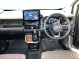 運転席は見やすく整理され、ナビも美しく装着され操作性にも優れています!