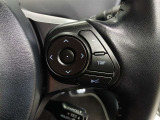 ステアリングには運転中でも簡単に操作できる各種スイッチついてます