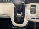 自然に手が届く距離に配置されたシフトレバー。