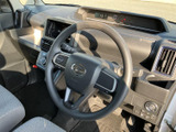 手元にスイッチ類をまとめたステアリングで、運転姿勢を保ちながら必要な操作を行いやすい配置です。握りやすい形状と分かりやすいボタン類で、毎日の運転をサポートします。